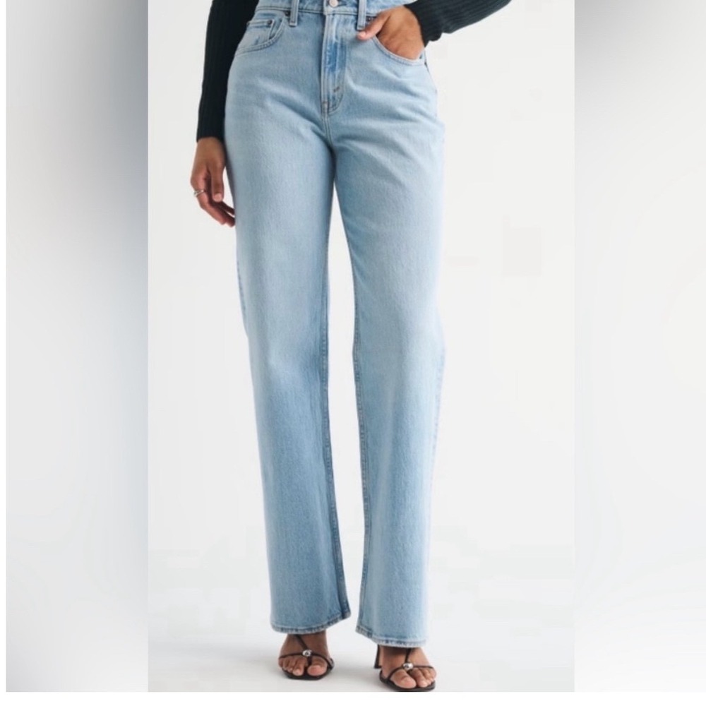 Abercrombie & Fitch Curve Love 90s Relaxed High Rise Jeans Light Wash 32